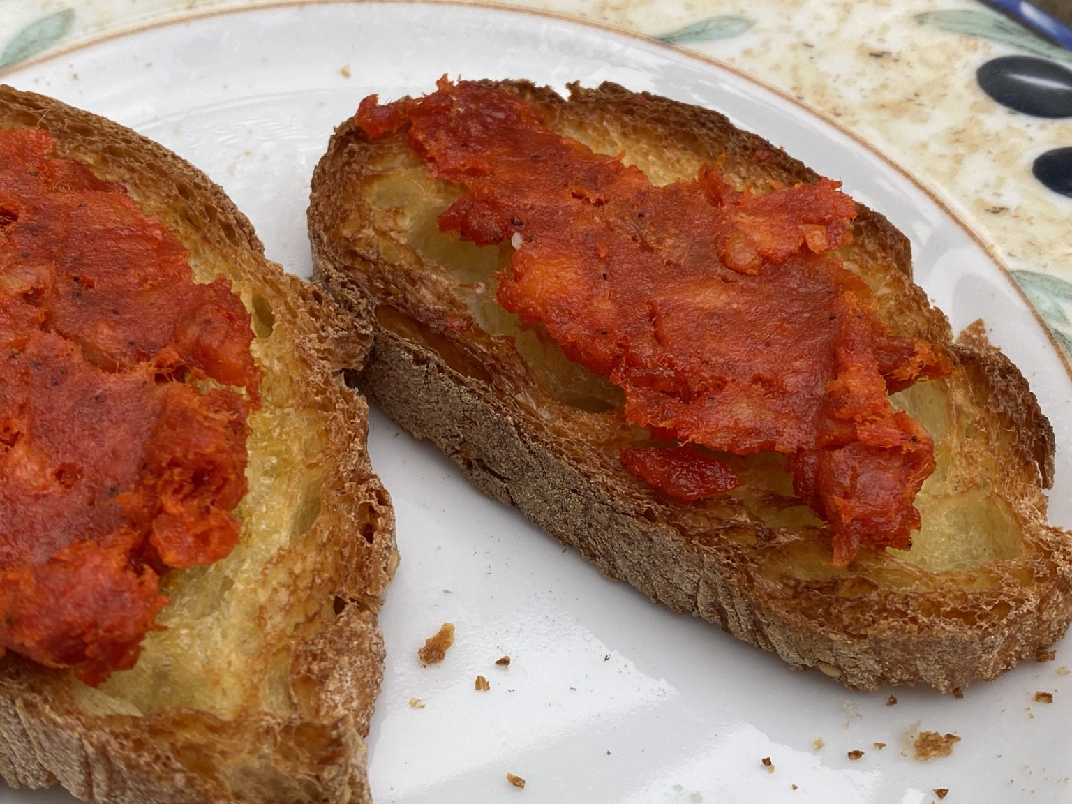 Geröstetes Brot mit Sobrasada und Honig - MoreThanCakes Geröstetes Brot mit Sobrasada und Honig - MoreThanCakes