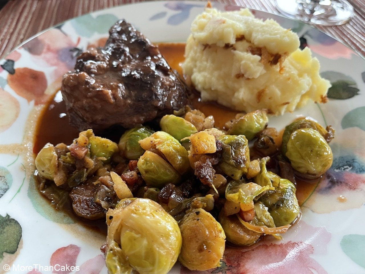 Geschmorte marinierte Kalbsbäckchen mit Kartoffelstampf und gebratenen ...